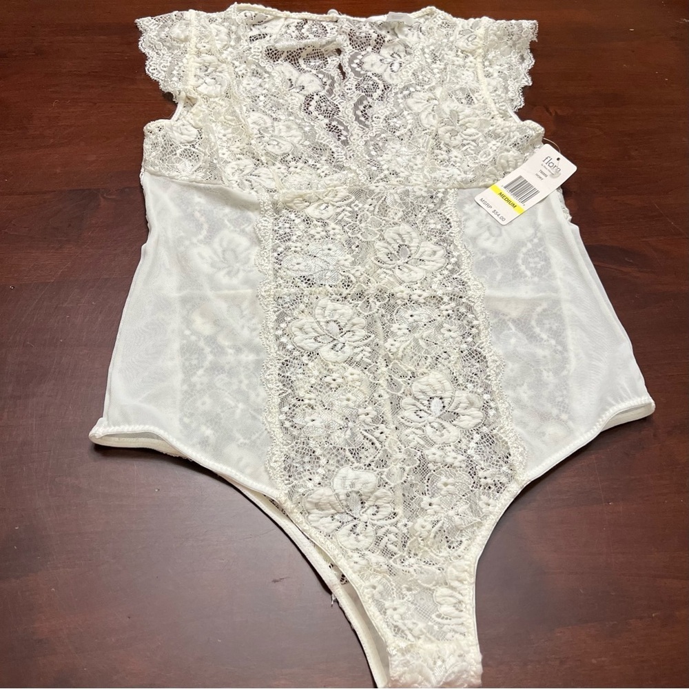 Flora by Flora Nikrooz Cap Sleeve V neck bodysuit ivory Lace medium NWT - Picture 4 of 10